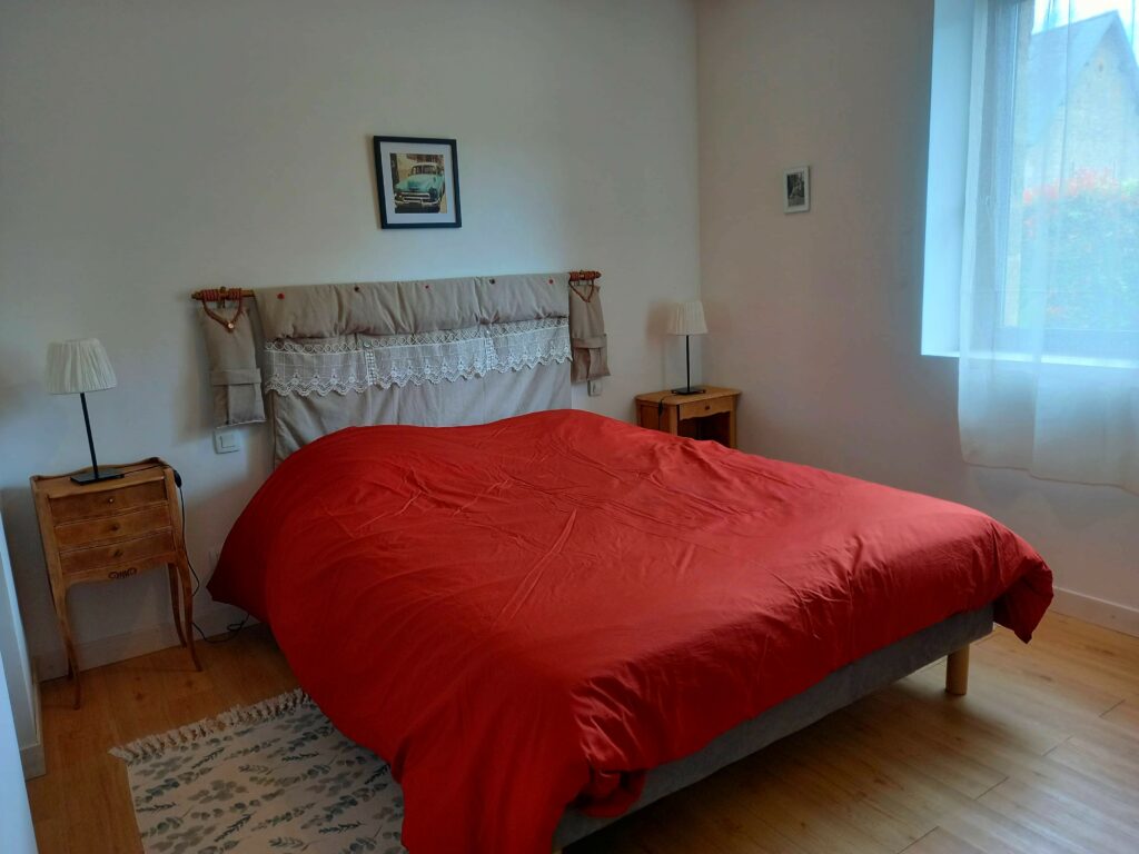 Une chambre d'hôte avec un lit king size